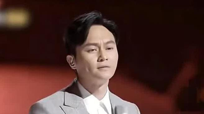 张智霖病号服曝光，胆结石手术