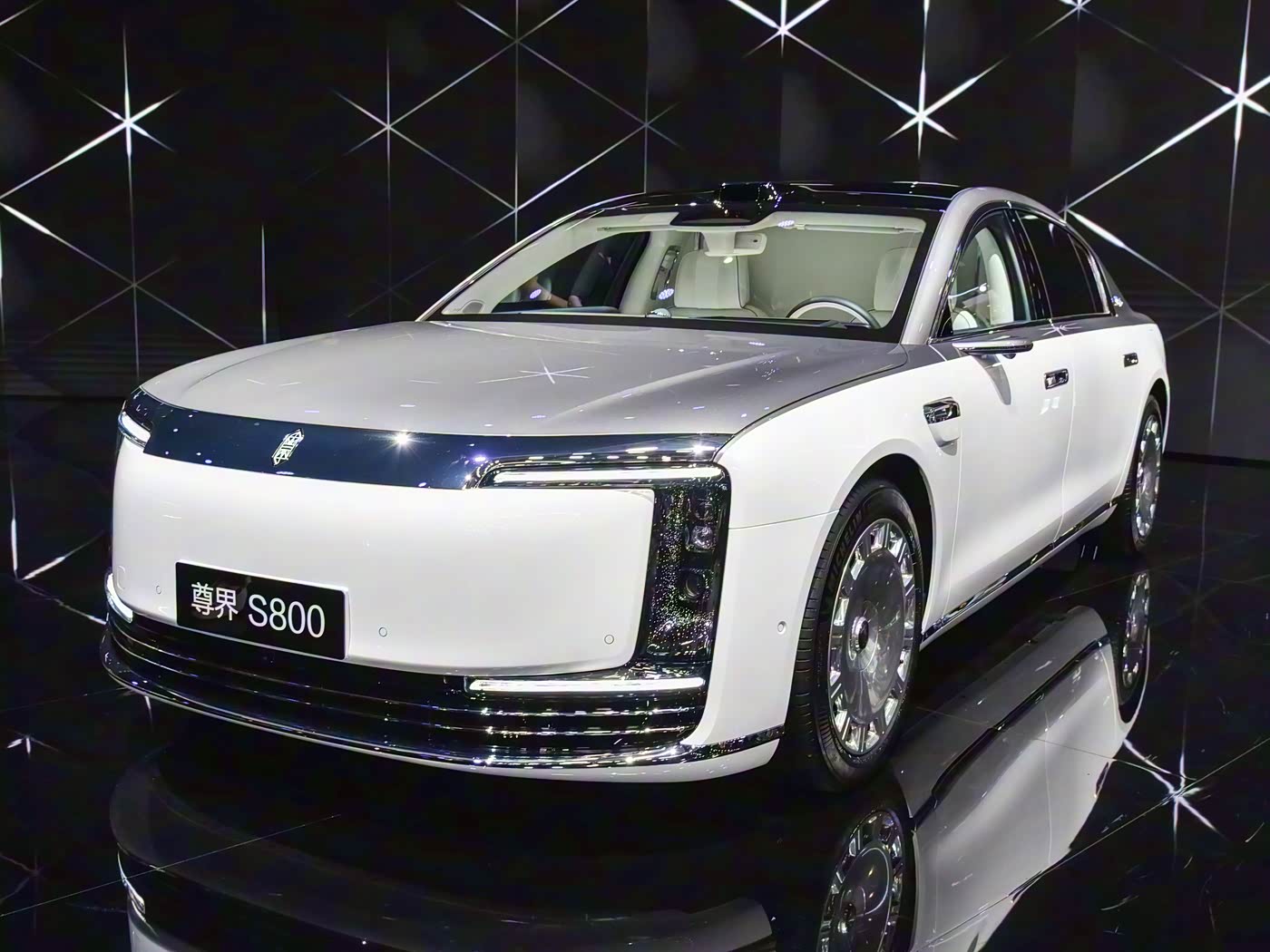 百万级“迈巴尊”外观豪华，车长近5米5，后排配航空座椅，还看