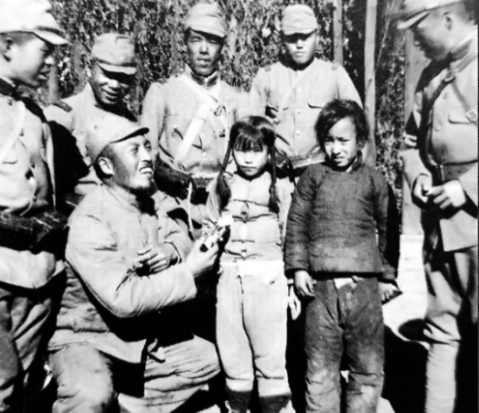 1894年，持续4天3夜的旅顺大屠杀中，一名日军正要割下一名母亲的乳房，2岁的女