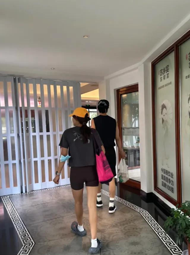7月25日，魏晨带着妻儿去看望父母，一家同框温馨满满。妻子于玮产后身材恢复超棒，