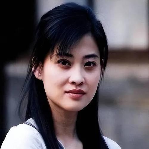 梅婷谈第一次用沪语拍戏
近日，梅婷在《酱园弄悬案》中首次挑战沪语表演，引发关注。