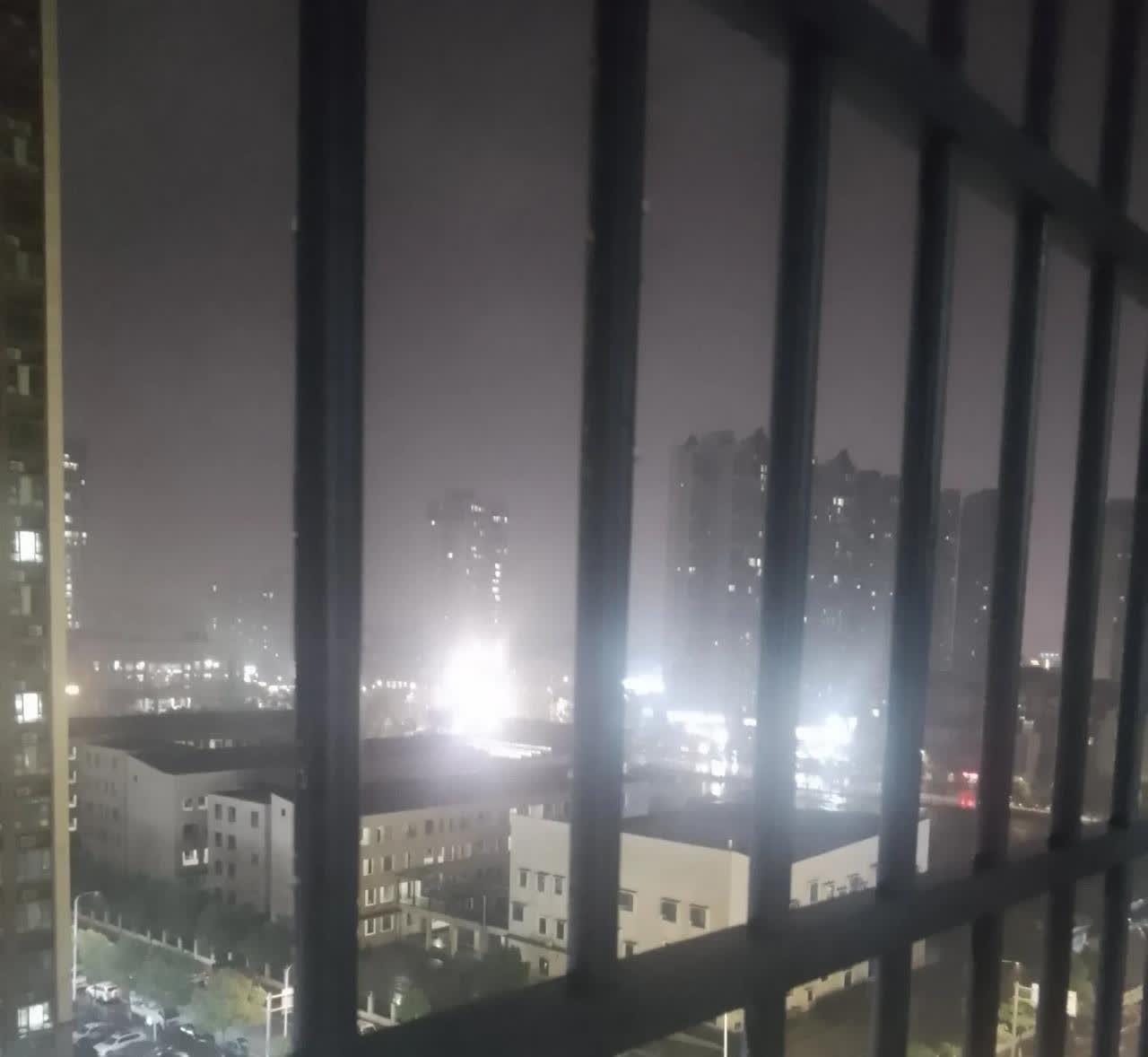 昨天乡下亲戚七十大寿，一家老小冒雨驱车回乡祝贺。谈笑风生，觥筹交错，好不热闹！宴