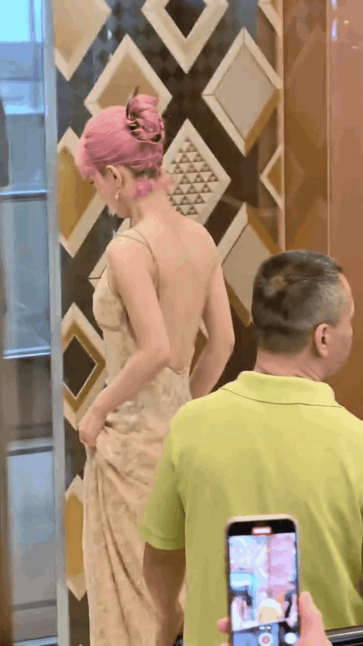 我印象中的赵丽颖以往的造型还是比较传统的，不像有些娱乐圈的女明星，就主打一个袒、