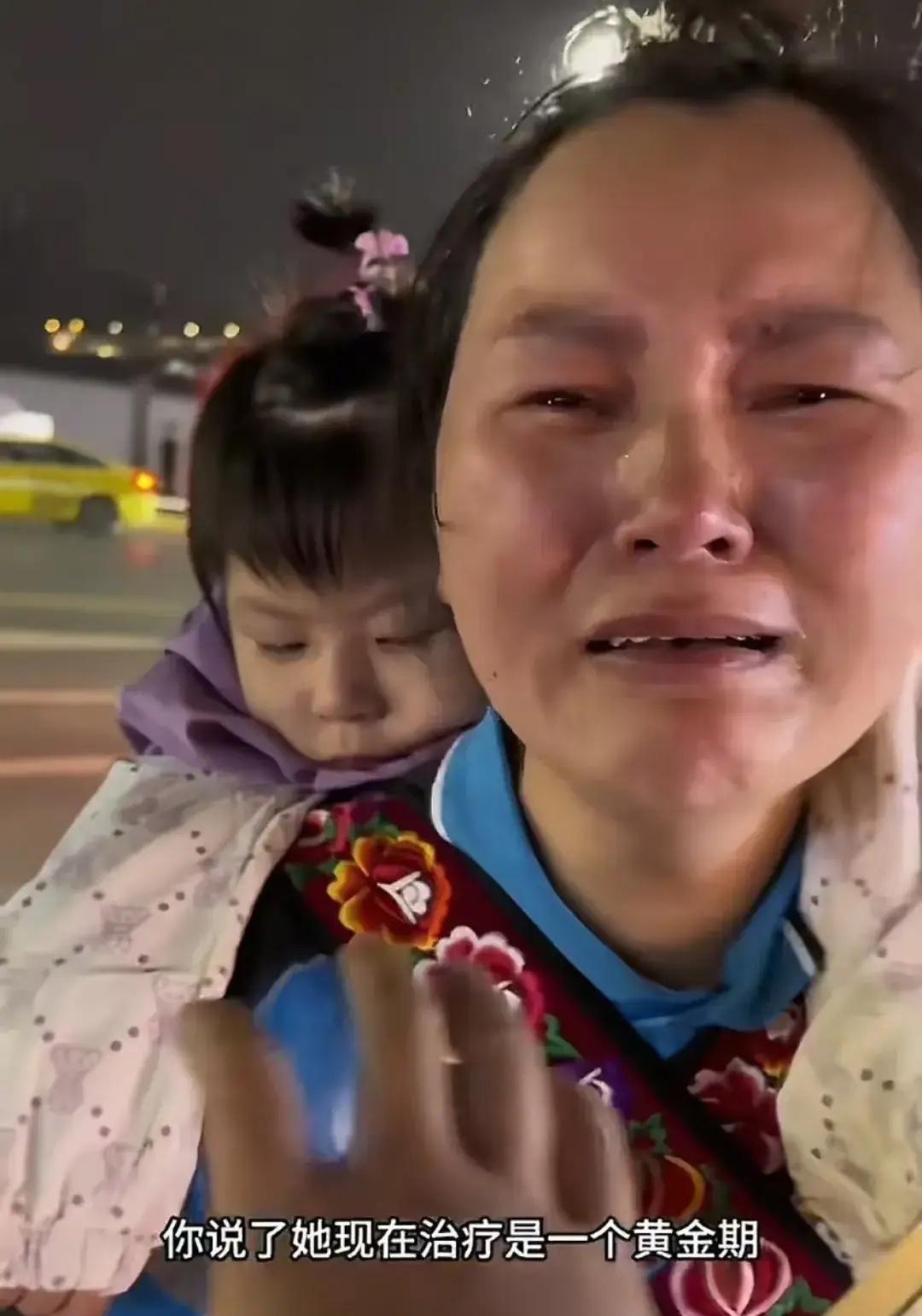 重庆街头这一幕，让无数人破防！
看哭了！重庆，男子在路边看到一个送外卖的女子，抱