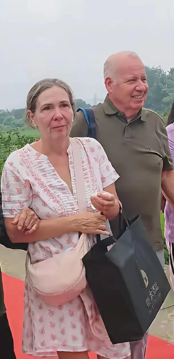 据说喂养五六个孩子！比利时夫妇女的全职供养孩子！男同做五八份工作！十年前比利时夫