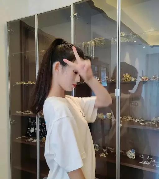 黄杨钿甜爸爸解释后。
最受伤的不是黄杨钿甜，
更加不是黄杨钿甜的经纪公司，而是这