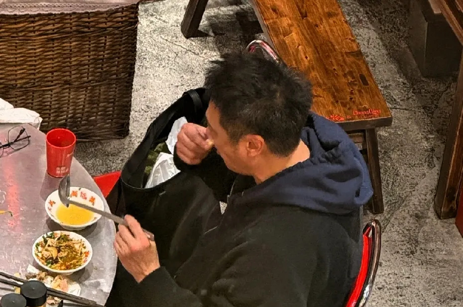 吴镇宇柳州吃火锅被偶遇











不敢相信，吴镇宇都60多了，居然在