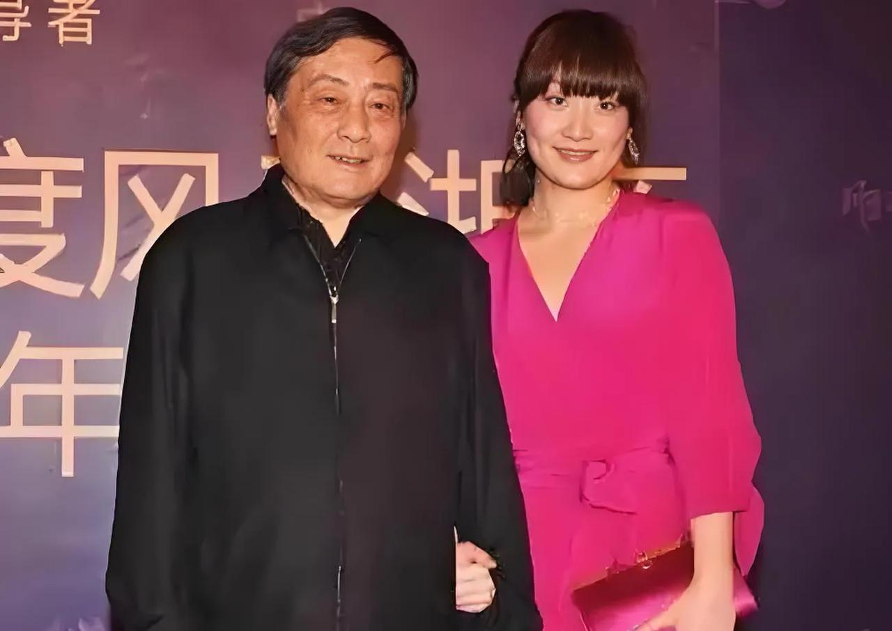 会不会是杜建英能力太强，曾让宗老忌惮了！
然后宗老权衡利弊后选择的宗大小姐！
还