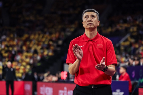 男篮亚洲杯决赛，中国队89-90憾负澳大利亚队，夺得亚军。尽管没有夺冠，主教练郭