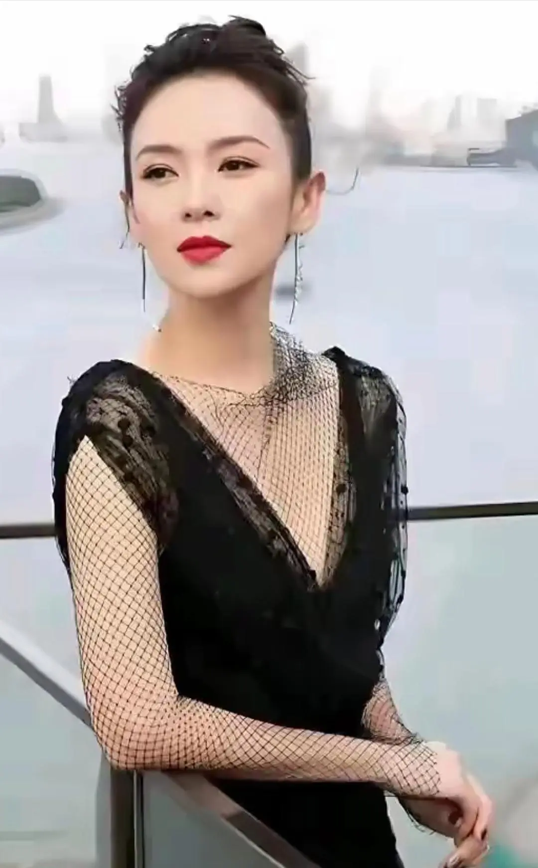 章子怡气质优雅，韵味十足，迷人极了
