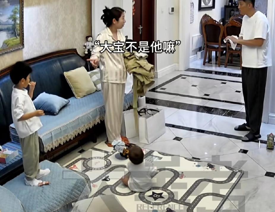 歌颂幸福！9月14日的北京，秋意渐浓。女人埋怨丈夫只给大宝买衣服，不给小宝买，觉