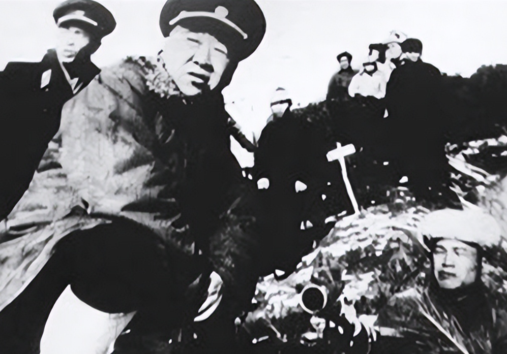 1946年，解放军为投诚的2000土匪设宴接风。席间，匪首脱下大衣，顺手挂到墙上