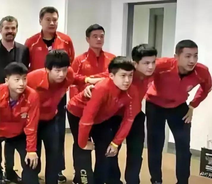 乒球里面出帅哥，一点不假。王楚钦不是最帅的，却是最出眼的那一个。有些人自带亮点，