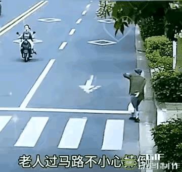 女人心善良、胆子大，上前就扶，不说二话。社会需要更多的正能量！