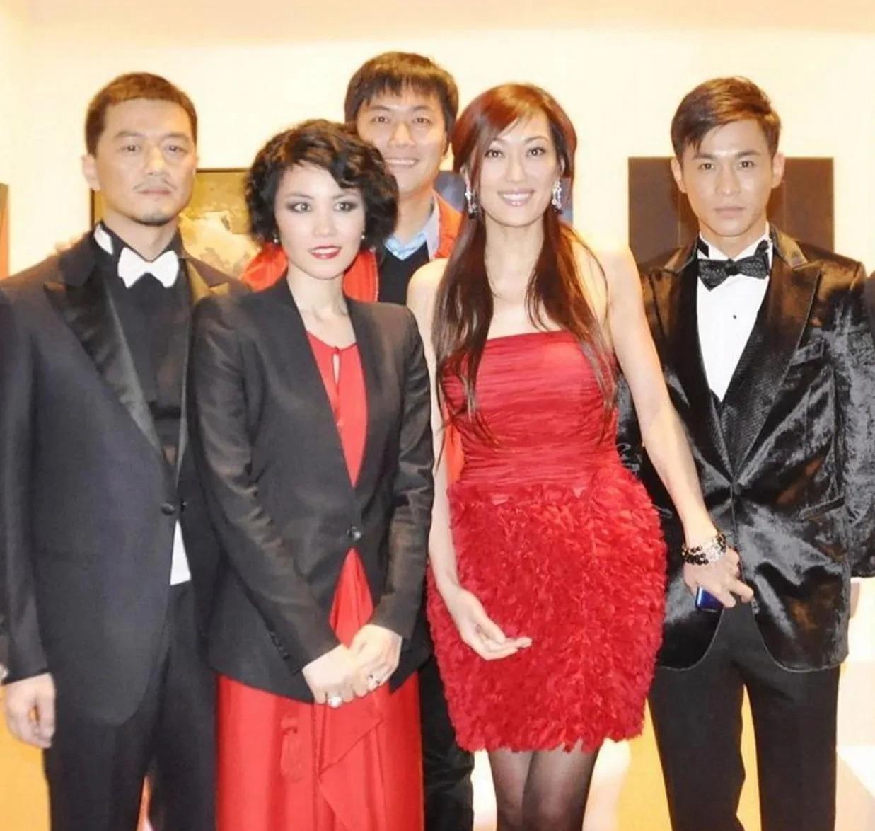我很纳闷！
为什么？
王菲和李亚鹏在一起
从来没有漂亮过？
#王菲# 
#李亚鹏