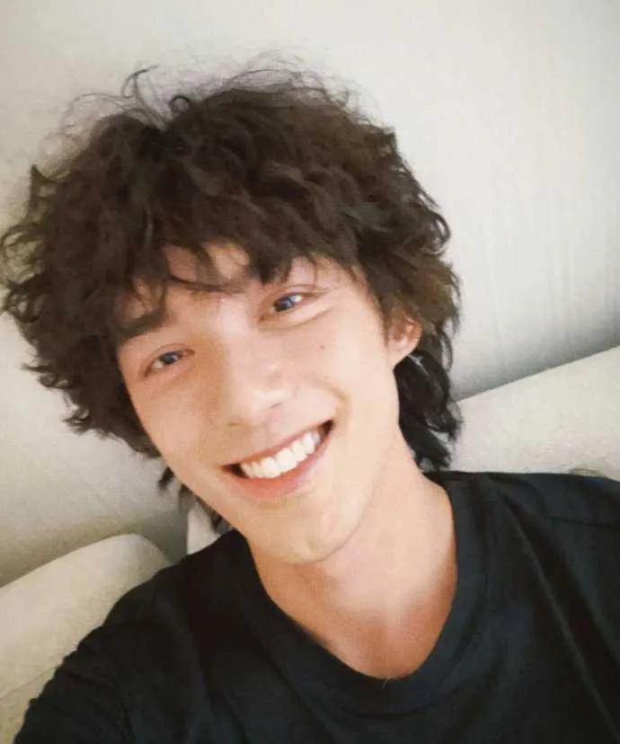 吴磊新发型太“卷”了！
网友：泡面头帅
姐妹们，吴磊弟弟又来搞事情了！这次他换了
