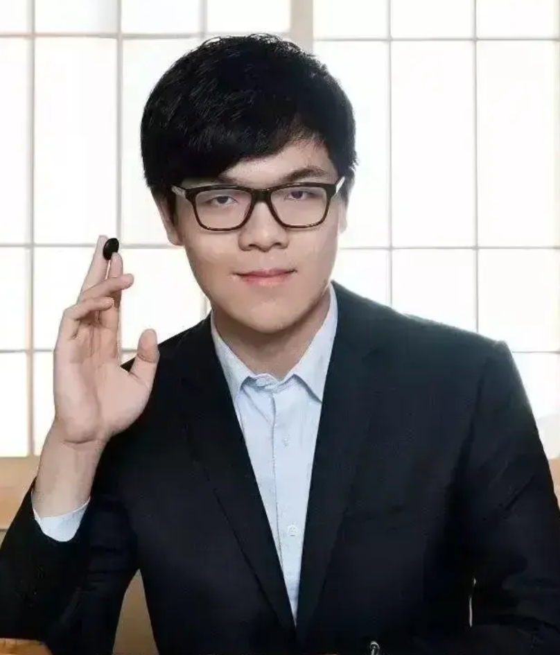 柯洁会成为中国围棋协会的弃子吗？
弃掉八冠王，弃掉曾经的世界第一人，中国围棋协会