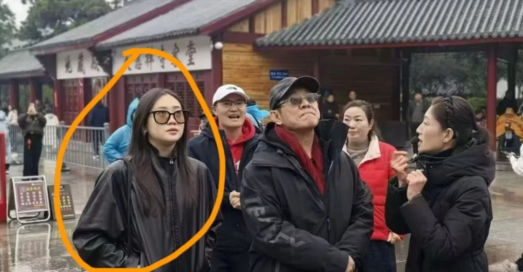 李连杰罕见携小女儿Jada同游九华山，父女温馨互动尽显亲情。曾患抑郁的Jada已