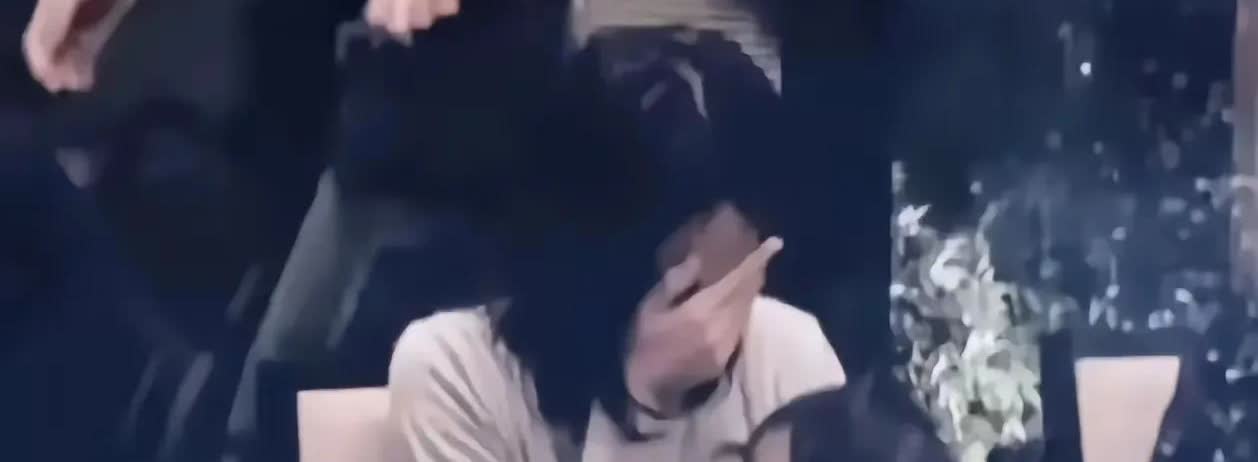 当年离婚王菲把窦靖童紧紧搂在怀里，小小的人儿还不懂妈妈为何颤抖。再飒的女王，此刻