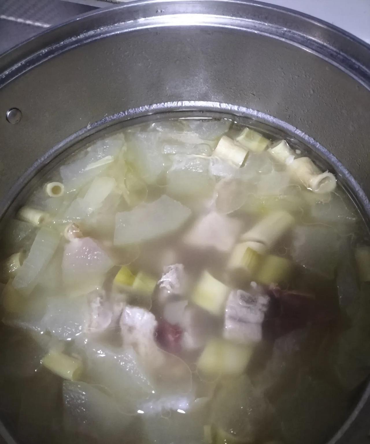 这道菜里面藏着的修辞——鲜得掉眉毛，是夸张，也是通感。这道菜就是南方人说的，鲜得