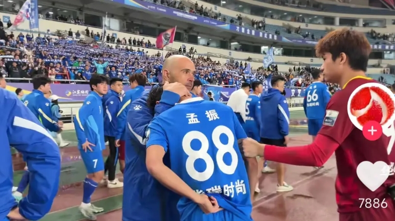 南京队的孟振是苏超最倒霉的球员。

昨天后罚点球太吃亏，他第九个出来罚，越往后越