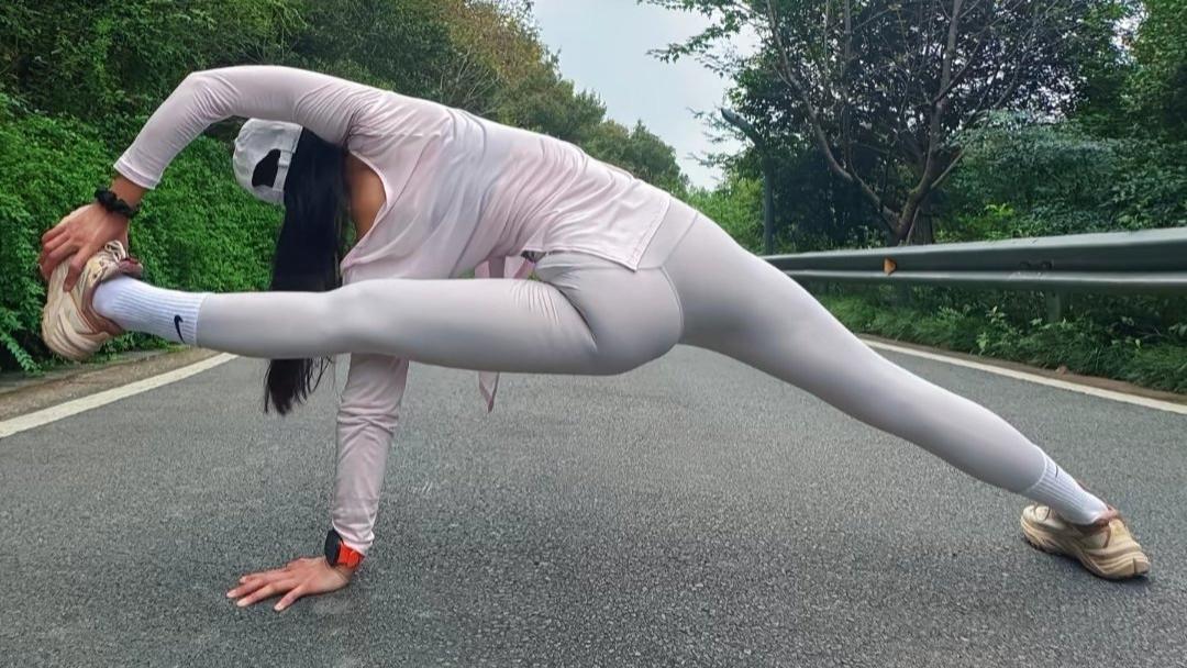 身体柔韧的女生，拍照pose真的学不来