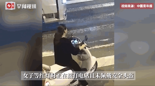 太冤枉了！近日，江苏苏州，一女子在路口骑电动车时，不仅打电话还闯红灯！结果进入右