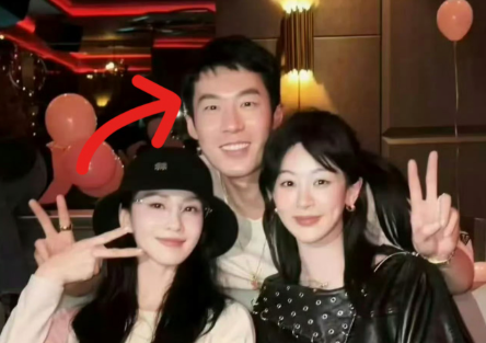 刘诗诗参加杨紫生日宴了
我去查了一下她俩身后的男人
原来他是杨紫的经纪人，叫雷雨