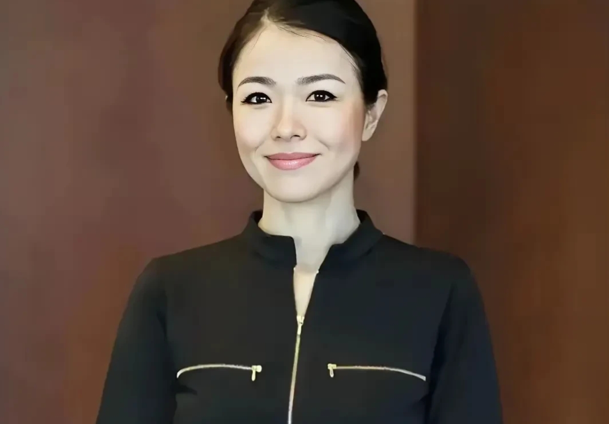 这个美国富国银行的毛晨月被限制离境，马上就有人脑洞大开联想到孟晚舟和前几天在意大