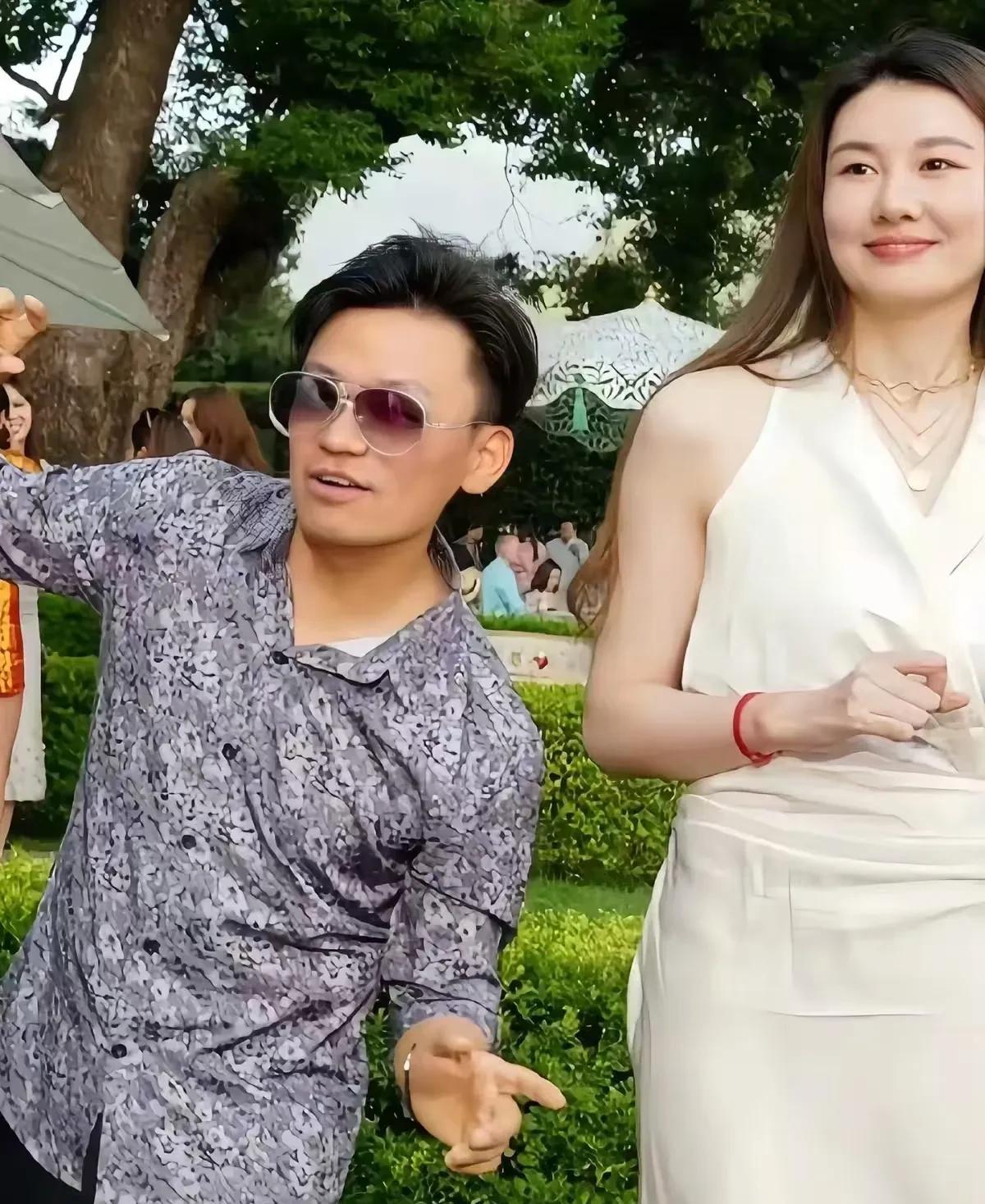 王宝强新妻子的颜值和气质太绝啦！
她曾是世界小姐亚军，178cm 的高挑身材往那