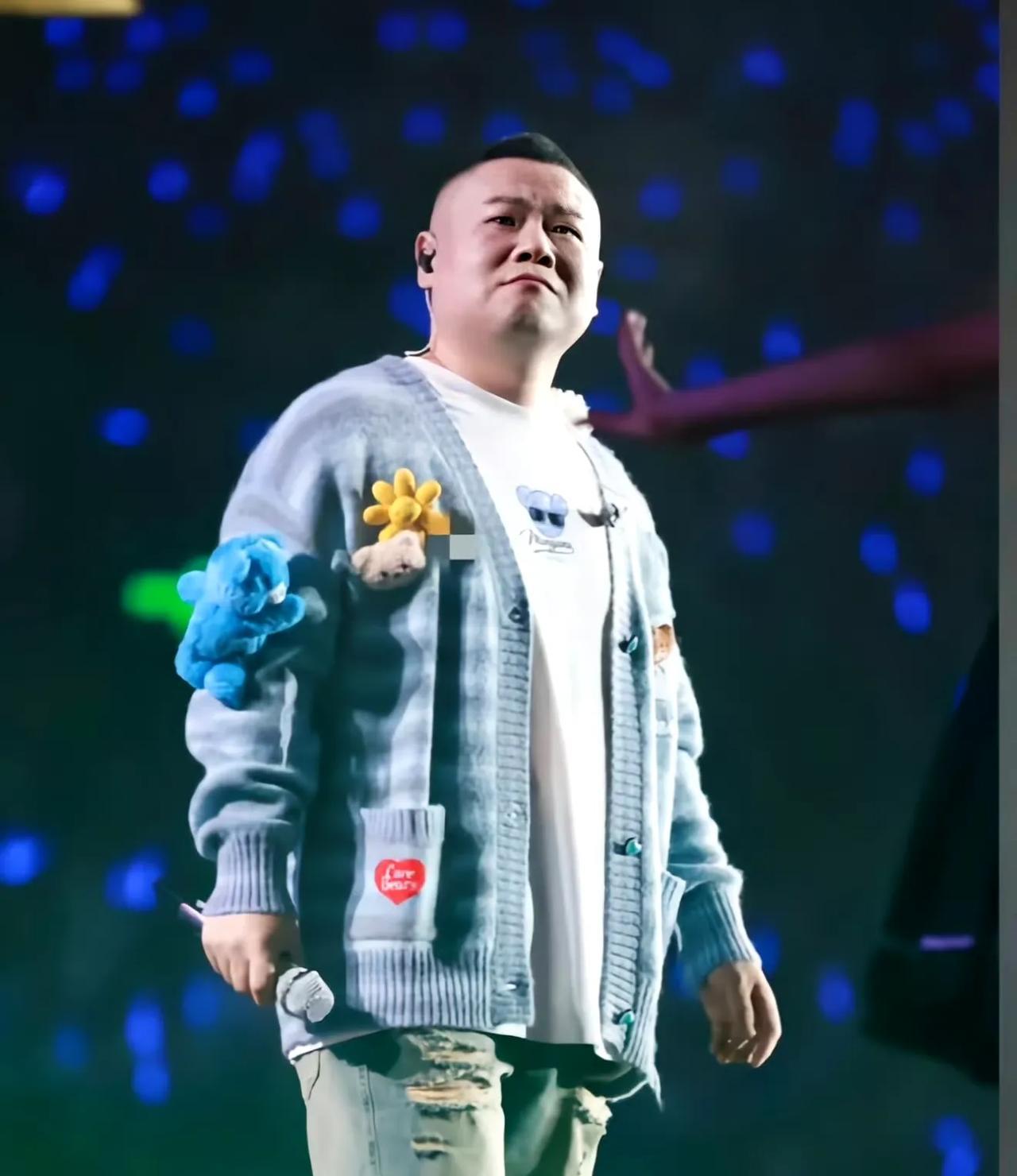 岳云鹏深夜发长文回应演唱会争议，他承认自己是业余歌手，唱歌是小时候的爱好，开演唱