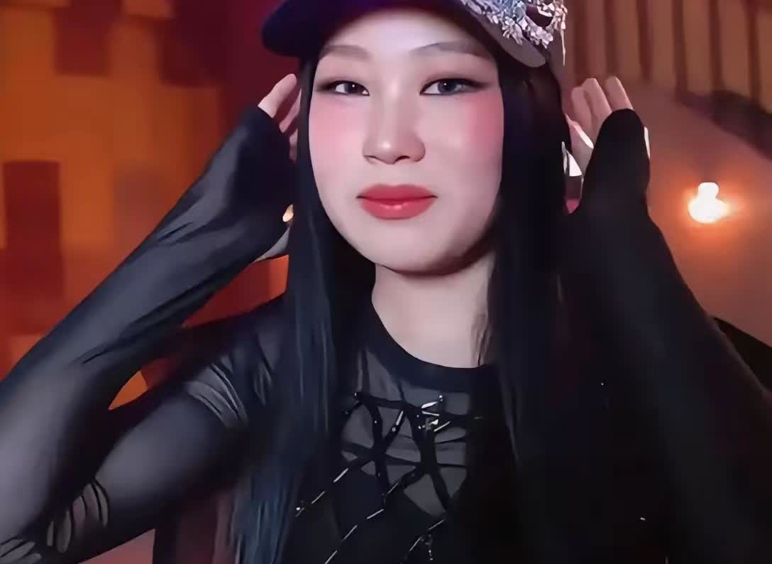 这是小沈阳女儿吗？她怎么长得珠圆玉润好成熟！

沈佳润胖乎乎的，太像她的妈妈