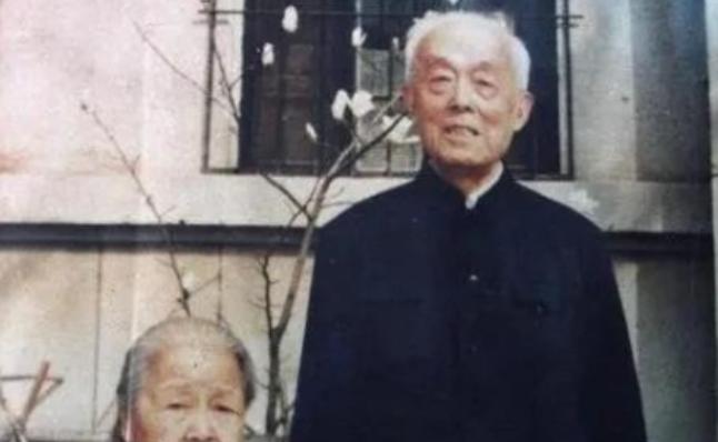 1964年，季羡林得知妻子要来找他时，转头就将大床换成了单人床，还放出狠话：“我