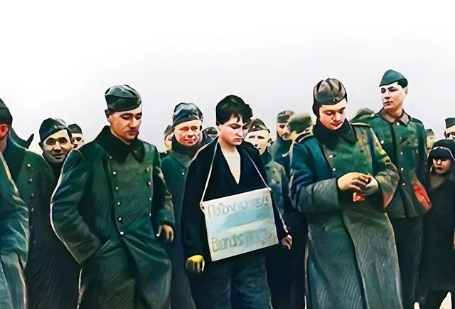1941年，苏联女英雄卓娅，牺牲前的最后一张照片。画面中的卓娅无精打采，看似穿戴