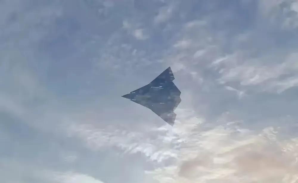 真的是它来了吗？是想多了还是真的来了？
仔细瞅，它与歼36还真不同，特别是尾翼，