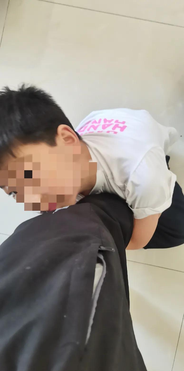 有个问题难住我了，儿子都八岁了，这个问题都问好几年了，不知道咋回答。
     