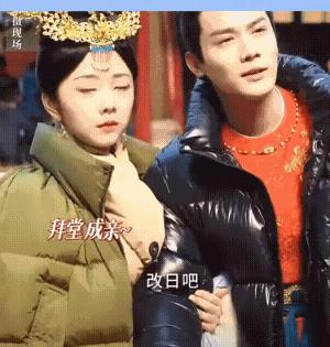 大家说这女主虎不虎，直的跟二愣子似的！
走戏中，杨静澜吼着沙哑的声音:就今日拜！