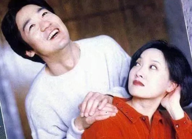 1991年，邓婕对张国立说：“我们要个孩子吧！”张国立看着9岁的张默，劝她：“如