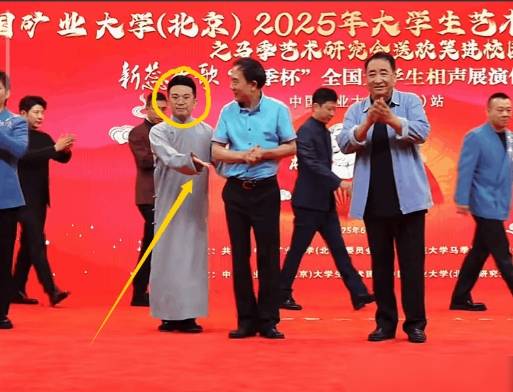 这一幕看得人心里暖呼呼的！最近李春艺跟着师父曹云金参加活动，拍照时本来站在姜昆老