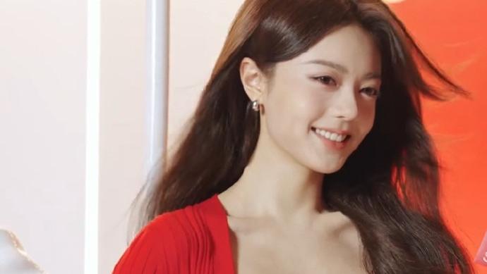 赵今麦秘密世界代言杀疯了！新年红装甜笑超治愈