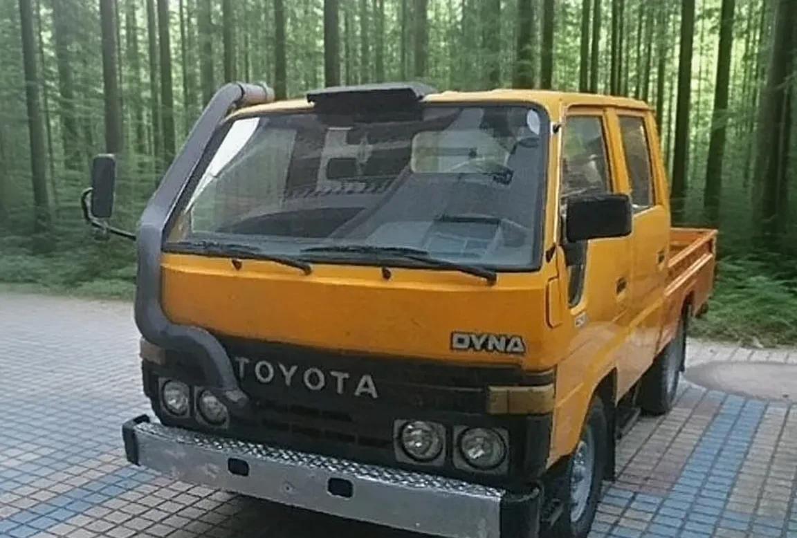 下图为第五代丰田黛娜轻型客货两用车，上世纪九十年代曾进入国内，有柴油机、汽油机还