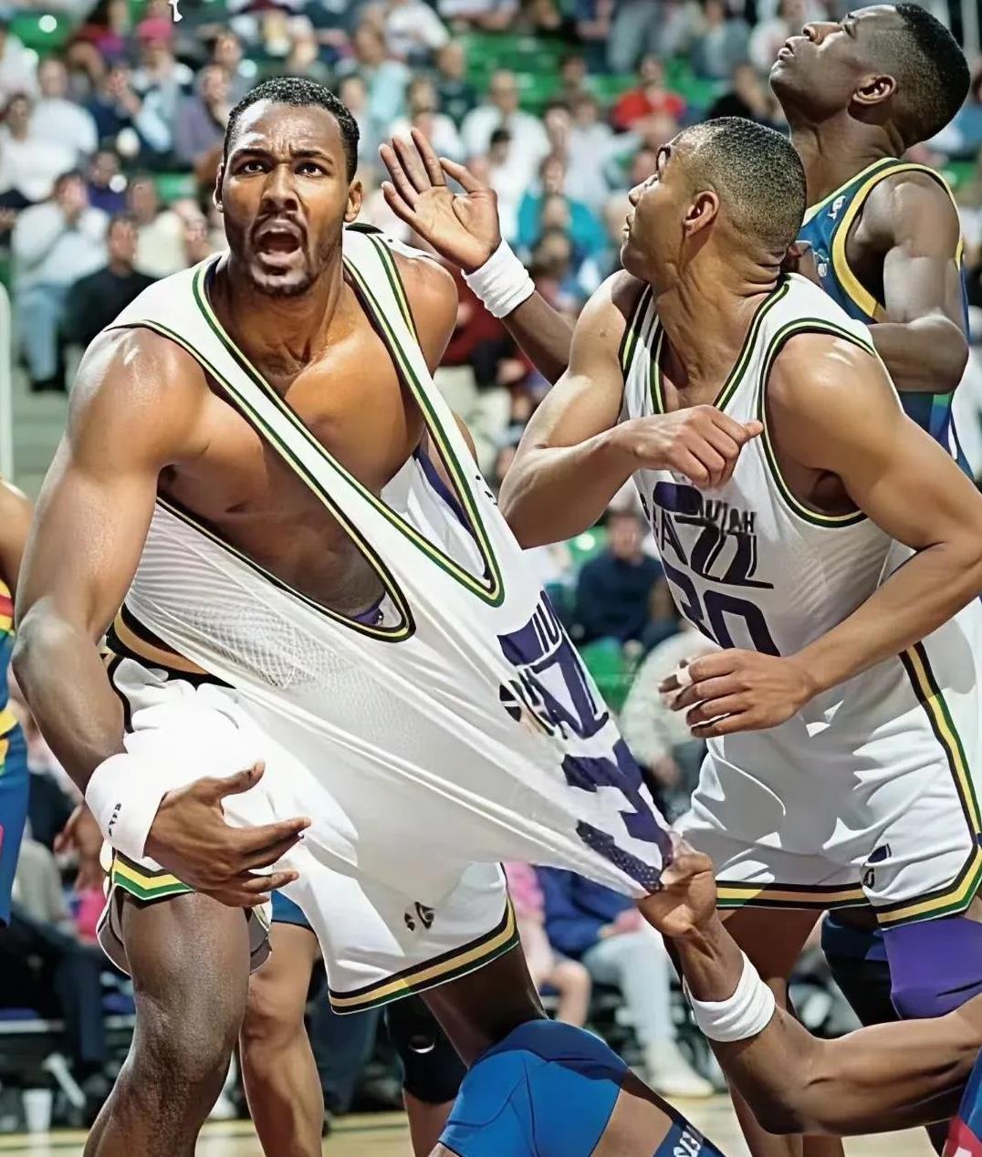 不得不说，NBA以前这球衣质量是真的好，马尔卡龙的球衣被对手这么一拉，依旧没坏！