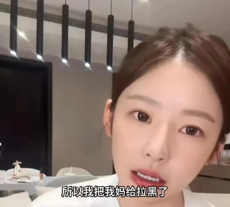 这可不就是咱普通人的老套路嘛！离婚了的女儿，把孩子送回老家给老人带，自己就能腾出