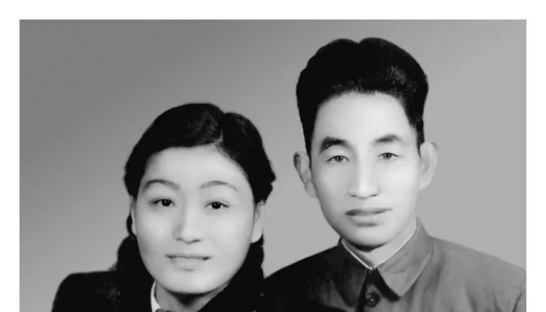 1949年，地下党沈世猷，拿到情报却送不出去，突然有人来报：“沈先生，你太太带着