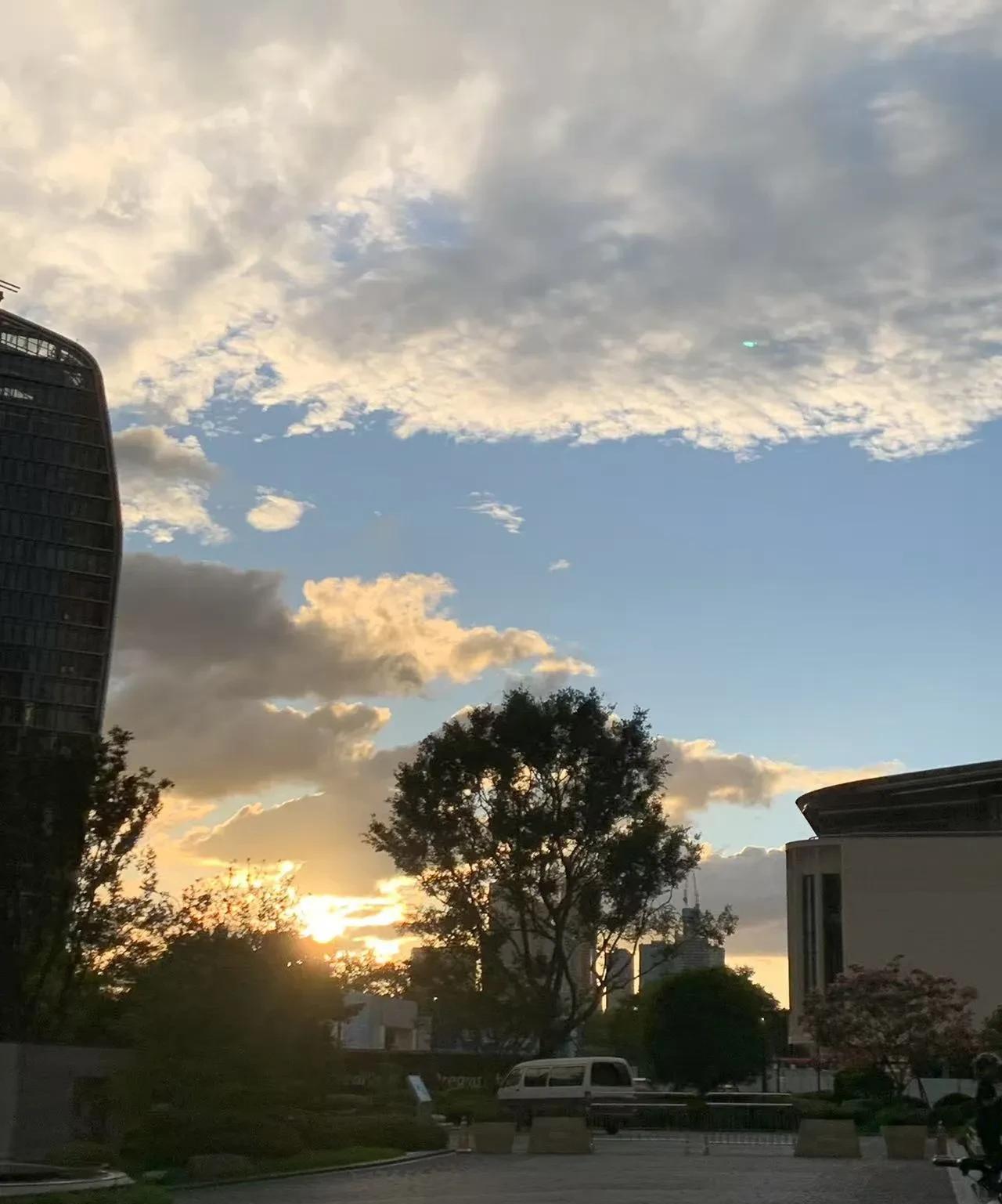 这样的调侃方式你能接受吗
同事的公公去世了，刚刚料理完后事，没想到，一上班，就有
