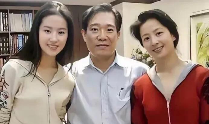 这样一对比，还是觉得刘亦菲的妈妈更美，刘亦菲在妈妈面前颜值很一般了。女儿没有妈妈