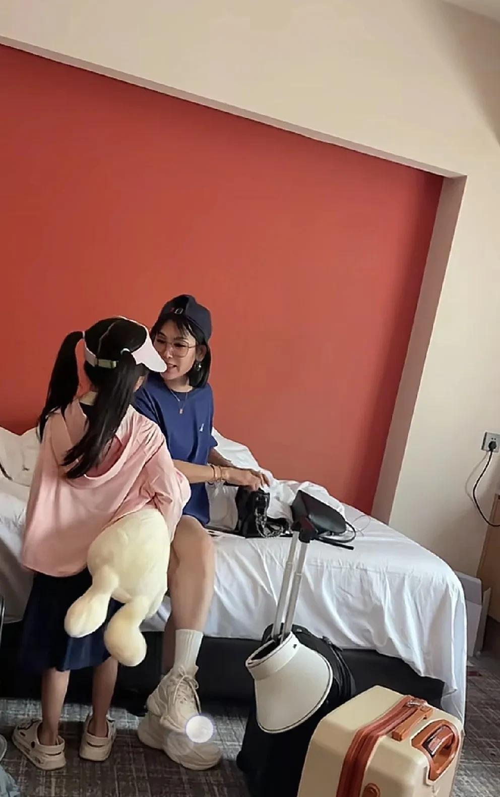 总有人揪住瑾汐被送养的这事儿，时过境迁，当事人都不在意了，咱就歇歇吧 ！
瑾汐的