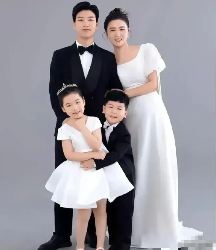 哇塞，好温馨的一家四口，爸妈颜值高，身材高挑帅气，高贵。女儿像妈妈美丽动人，儿子