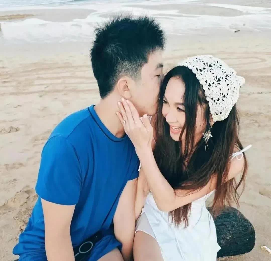 发现了没
温碧霞和养子的互动总觉得有点不妥
四十多岁才收养的儿子，她疼得没边