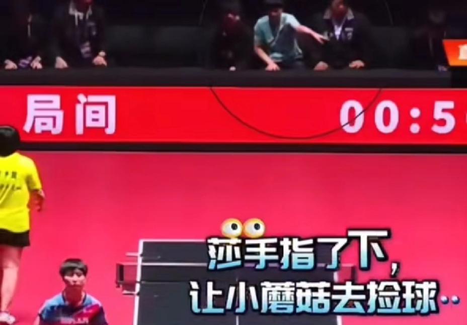 细节真能暴露人品，
莎莎的一些做法让她“暴露无遗”。
乒超联赛第一场，
莎莎虽然